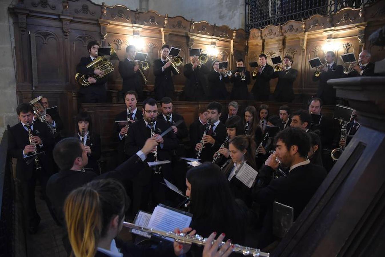 Este Viernes Santo Segura ha celebrado su Vía Crucis y más de 300 vecinos de todas las edades han formado parte de la procesión. 