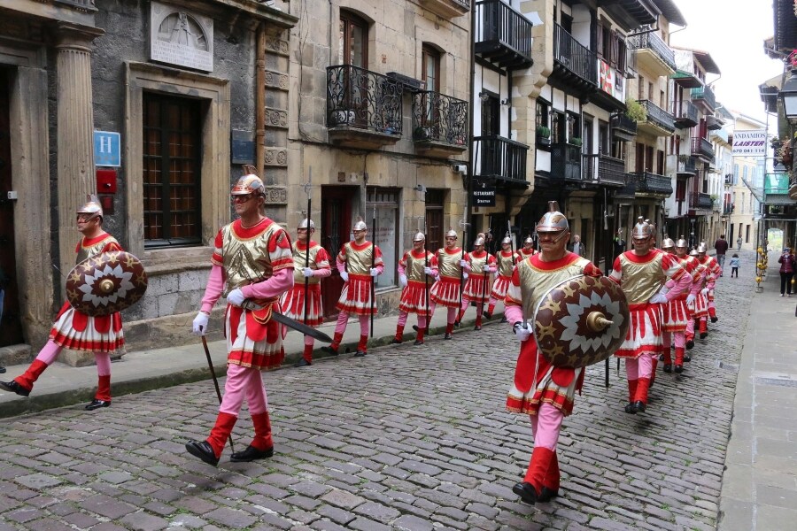 En la calle Mayor de Hondarribia se ha revivido la caída de los romanos al conocer la Resurrecció de Jesús y también el encuentro de éste con la Virgen, que se conoce como ttopara. 