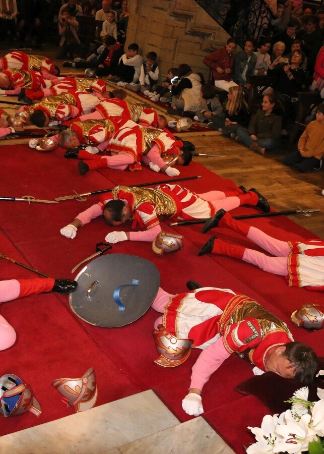 En la calle Mayor de Hondarribia se ha revivido la caída de los romanos al conocer la Resurrecció de Jesús y también el encuentro de éste con la Virgen, que se conoce como ttopara. 