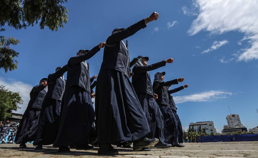 Los cadetes de la policía palestina de Hamas muestran sus habilidades durante una ceremonia de graduación en la sede de la policía de la ciudad de Arafat, en la ciudad de Gaza. El movimiento islámico Hamas ha controlado la Franja de Gaza desde que se hizo cargo del gobierno palestino reconocido internacionalmente, encabezado por el presidente Mahmud Abbas, en 2007