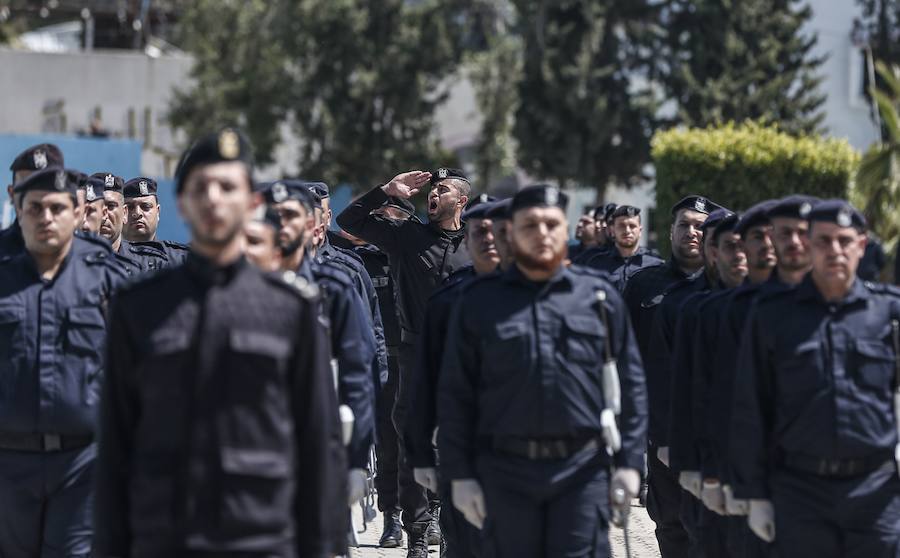 Los cadetes de la policía palestina de Hamas muestran sus habilidades durante una ceremonia de graduación en la sede de la policía de la ciudad de Arafat, en la ciudad de Gaza. El movimiento islámico Hamas ha controlado la Franja de Gaza desde que se hizo cargo del gobierno palestino reconocido internacionalmente, encabezado por el presidente Mahmud Abbas, en 2007