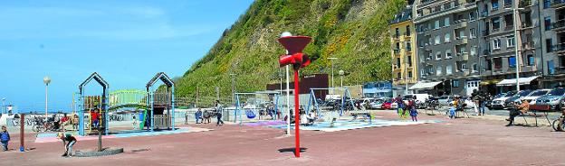 La explanada de Sagüés es frecuentada por donostiarras de todas las edades, una zona donde se puede disfrutar de vistas al mar.