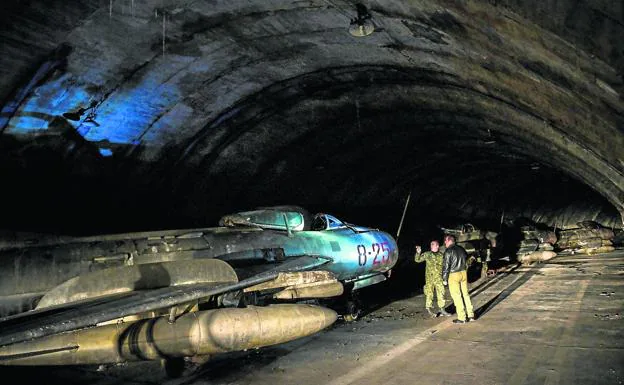 Los viejos aviones acumulan polvo en la oscuridad de los túneles de la base aérea de Gjadër. 