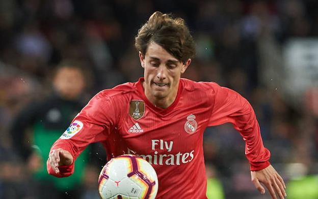 Odriozola controla un esférico durante un partido con el Real Madrid. 