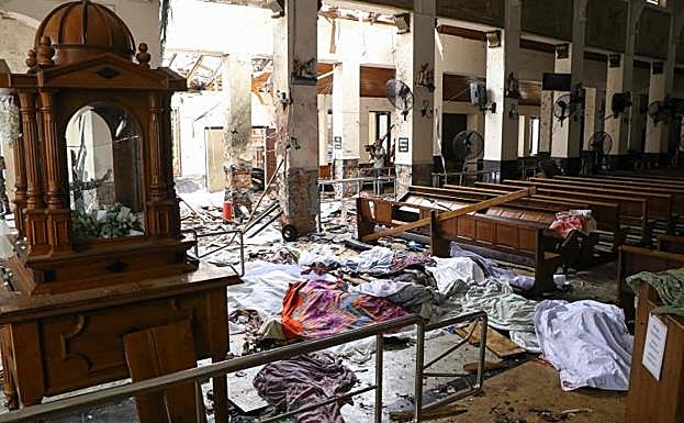 Imagen principal - Interior de una de las iglesias tras los atentados.