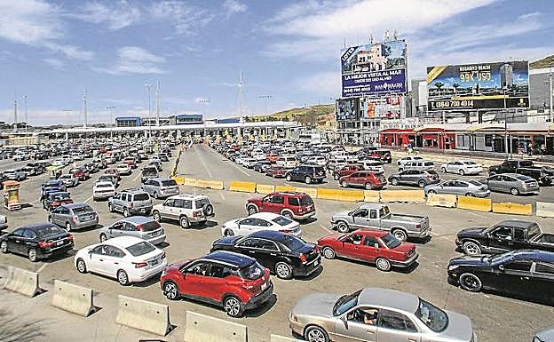 Paso fronterizo en Tijuana, con vallas publicitarias entre las que destacauna clínica de cirugía estética. 