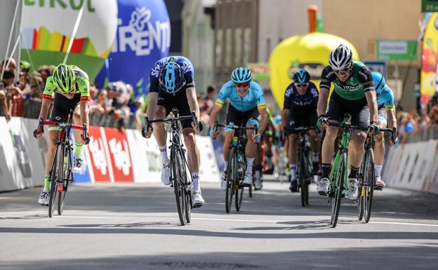 Llegada de la primera etapa del Tour de los Alpes con Alex Aranburu a la derecha de la imagen. 