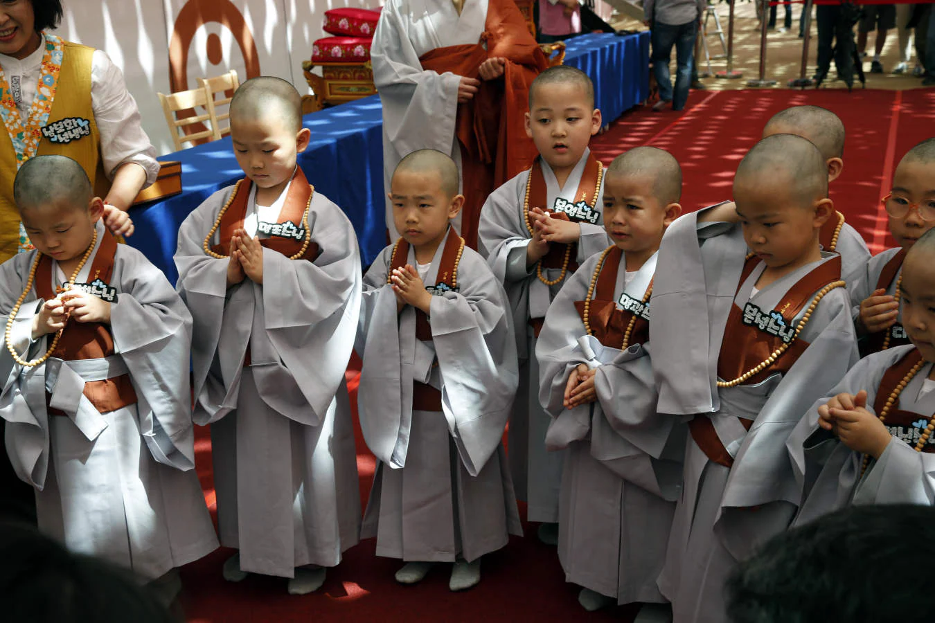 Jóvenes monjes novicios después de afeitarse la cabeza durante la ceremonia «Los niños se convierten en monjes budistas» en el templo de Jogyesa en Seúl, Corea del Sur, 22 de abril de 2019. Los niños Quédate en el templo para aprender sobre el budismo durante 21 días. Los budistas surcoreanos se preparan para celebrar el próximo cumpleaños de Buda el 12 de mayo.