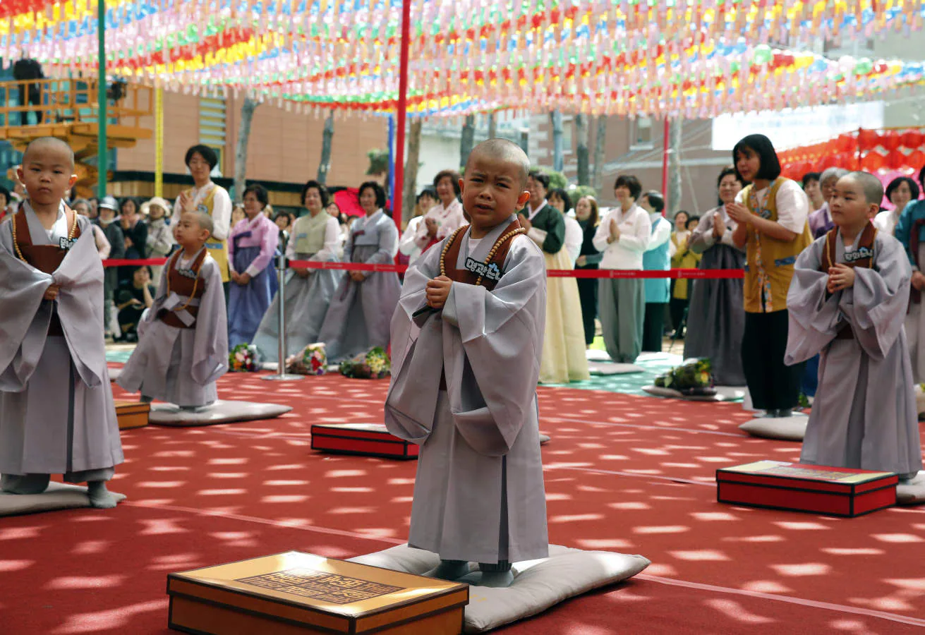 Jóvenes monjes novicios después de afeitarse la cabeza durante la ceremonia «Los niños se convierten en monjes budistas» en el templo de Jogyesa en Seúl, Corea del Sur, 22 de abril de 2019. Los niños Quédate en el templo para aprender sobre el budismo durante 21 días. Los budistas surcoreanos se preparan para celebrar el próximo cumpleaños de Buda el 12 de mayo.