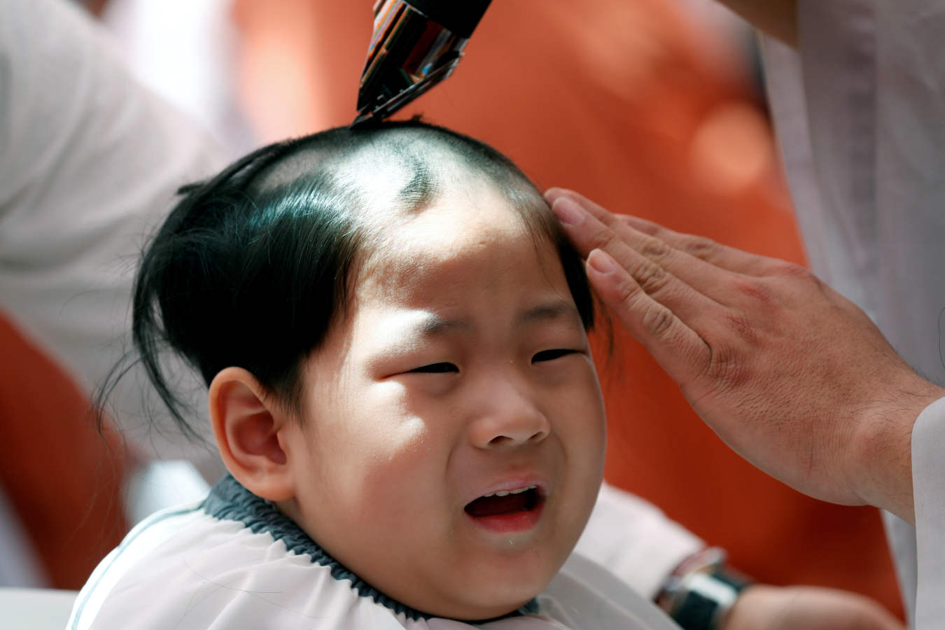 Jóvenes monjes novicios después de afeitarse la cabeza durante la ceremonia «Los niños se convierten en monjes budistas» en el templo de Jogyesa en Seúl, Corea del Sur, 22 de abril de 2019. Los niños Quédate en el templo para aprender sobre el budismo durante 21 días. Los budistas surcoreanos se preparan para celebrar el próximo cumpleaños de Buda el 12 de mayo.