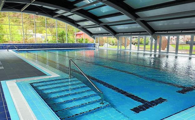 Imagen de la piscina exterior del polideportivo de Bikuña una vez finalizada la obra.