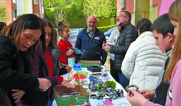 Haurtzaro ikastolako gaztetxoen azoka solidarioa.