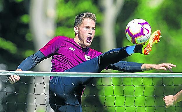 Remiro juega a futvoley durante la pretemporada del Athletic en De Lutte, Holanda.