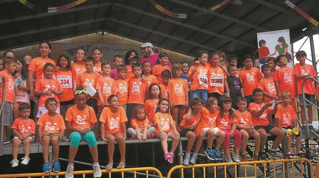 En Donibane. Los niños sanjuandarras tras tomar parte en una carrera por los derechos de la infancia en verano. 