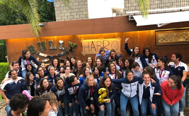 Las jugadoras de hockey de la Real, recibidas por todo lo alto