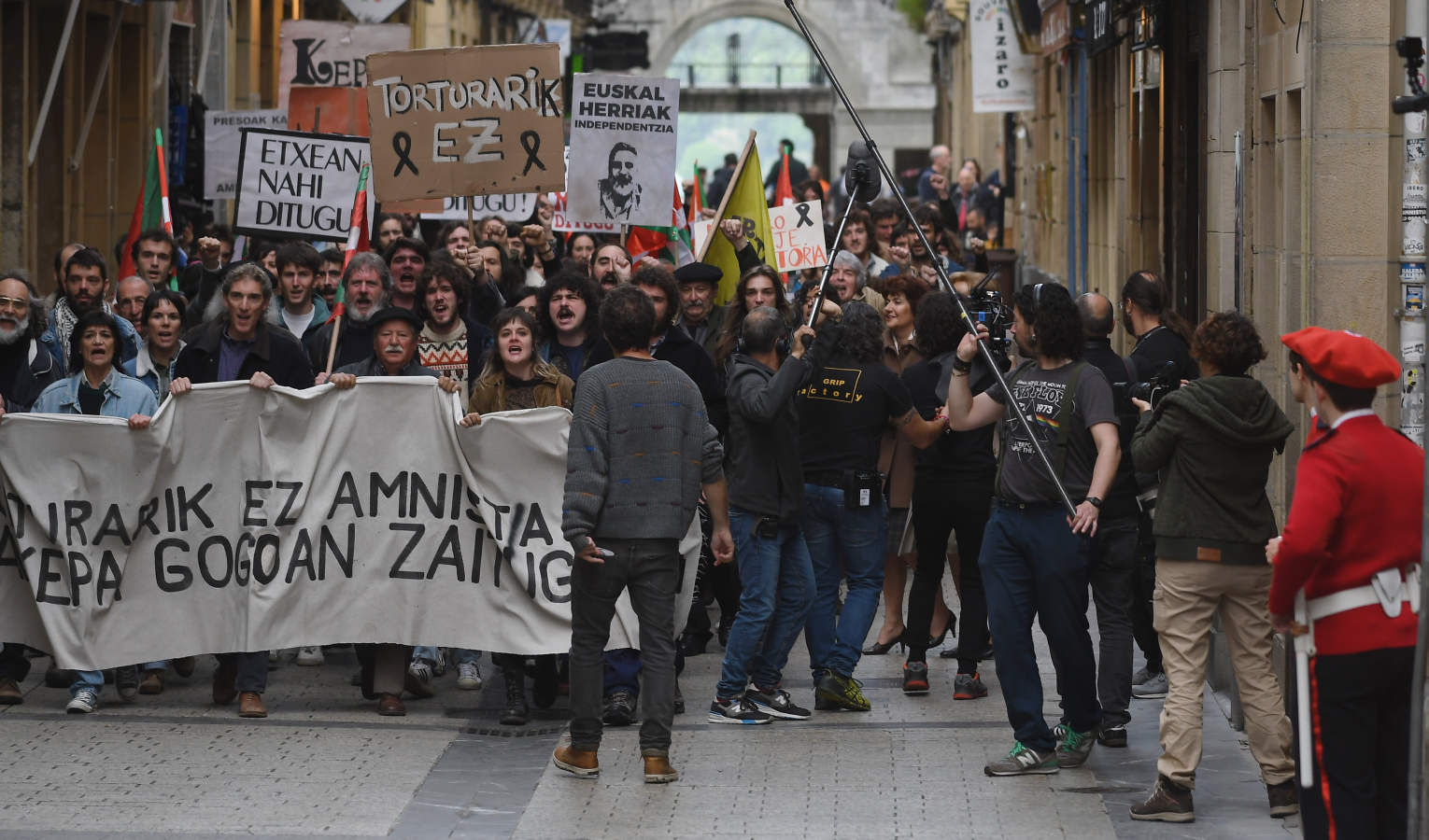 El rodaje de la serie de televisión 'Patria', basada en la popular novela de Fernando Aramburu, ha tenido lugar este martes en San Sebastián.