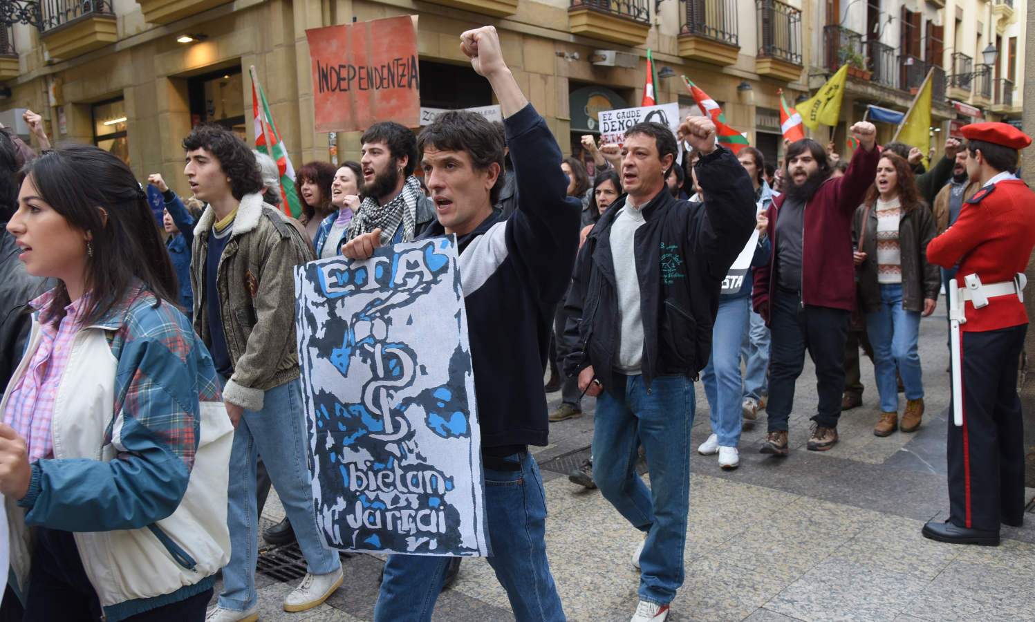 El rodaje de la serie de televisión 'Patria', basada en la popular novela de Fernando Aramburu, ha tenido lugar este martes en San Sebastián.