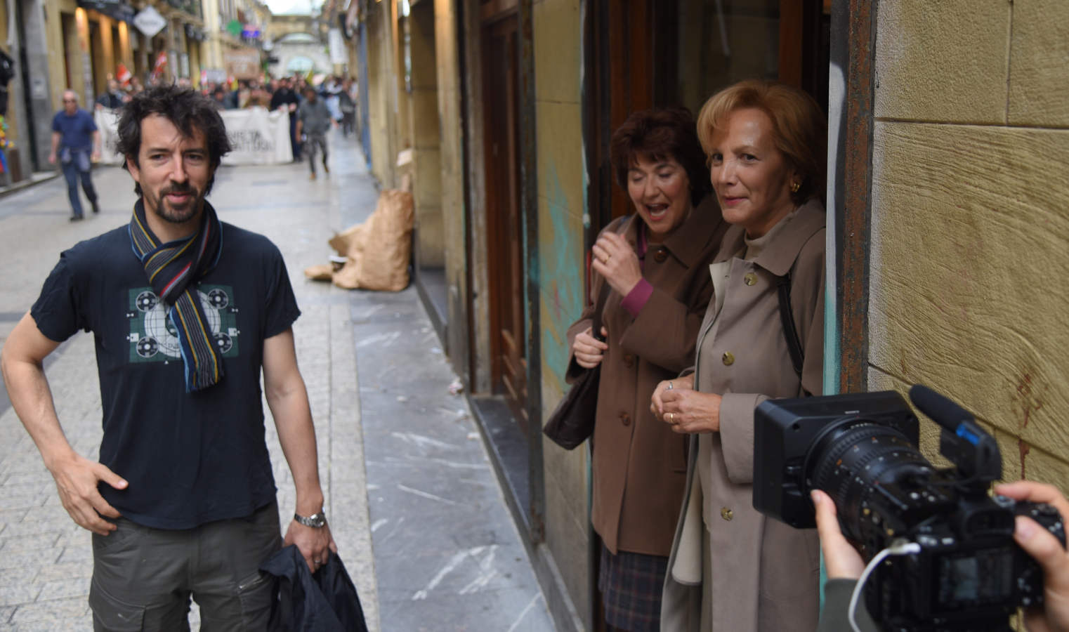 El rodaje de la serie de televisión 'Patria', basada en la popular novela de Fernando Aramburu, ha tenido lugar este martes en San Sebastián.