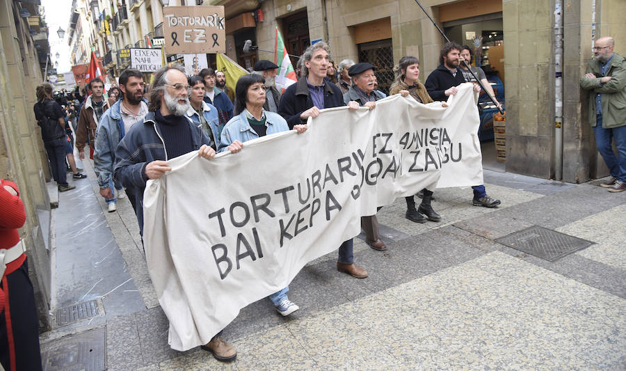 El rodaje de la serie de televisión 'Patria', basada en la popular novela de Fernando Aramburu, ha tenido lugar este martes en San Sebastián.