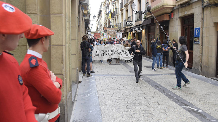 El rodaje de la serie de televisión 'Patria', basada en la popular novela de Fernando Aramburu, ha tenido lugar este martes en San Sebastián.