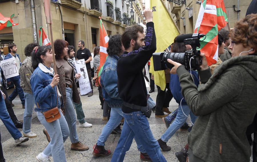 El rodaje de la serie de televisión 'Patria', basada en la popular novela de Fernando Aramburu, ha tenido lugar este martes en San Sebastián.