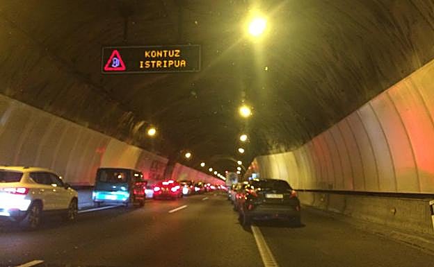 Un herido tras una colisión entre dos coches y un camión entre Bergara y Soraluze