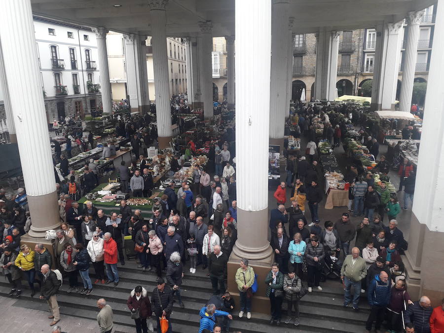 Más de 2.000 ovejas cruza este miércoles por la mañana el casco histórico de Ordizia. Serán protagonistas, como cada miércoles de Pascua, del Artzain Eguna o Día del Pastor en la localidad goierriarra.