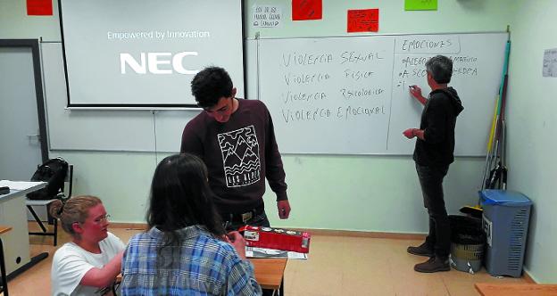 Alumnos de Magale Salestarrak en el taller sobre educación sexual y buen trato. 