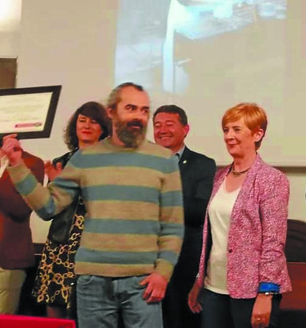 Goiburu recibe el galardón de manos de la consejera Tapia. 