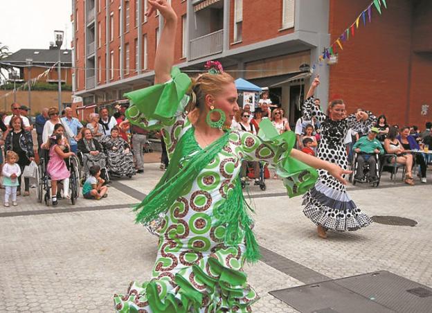 Habrá bailes de sevillanas, actuaciones de flamenco, degustación de pescaíto frito y manzanilla.