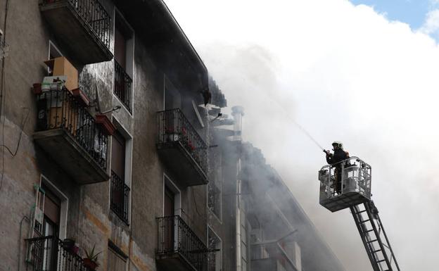 Imagen principal - Veinte familias se ven obligadas a dejar sus casas tras un incendio en Ordizia