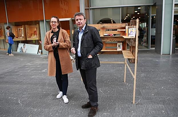 Libros libres. Juncal Eizaguirre y José Antonio Santano, ante la estantería de Almirante Arizmendi.