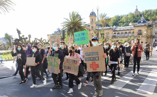 Los manifestantes han recorrido las calles de San Sebastián.