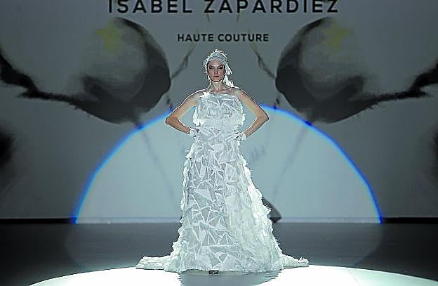 Uno de los 37 diseños que desfilaron sobre la pasarela de Valmont Barcelona Bridal Fashion Week. 