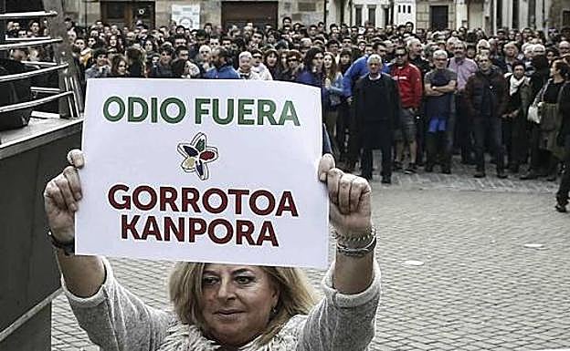 Consuelo Ordóñez, presidenta Covite, defiende la presencia de la Guardia Civil en Alsasua durante una manifestación contra el cuerpo.