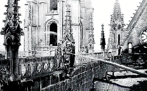 La cubierta de la catedral de León ardió en 1966 debido a la caída de un rayo. El edificio no tenía seguro