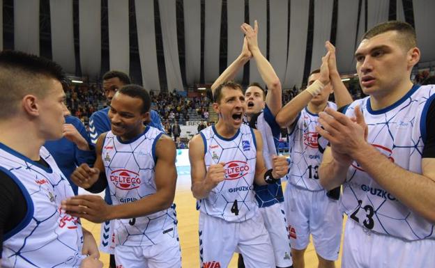 Los jugadores del GBC celebran la victoria ante el Obradoiro