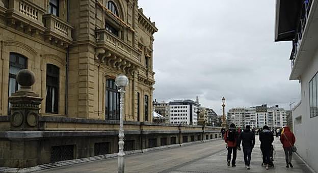 En esta zona, entre el Ayuntamiento de Donostia y el Club Náutico, se produjo el altercado y la posterior agresión al menor donostiarra.