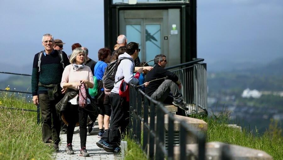 Decenas de familias se acercaron al fuerte para disfrutar de un bonito domingo de romería con excelente tiempo.