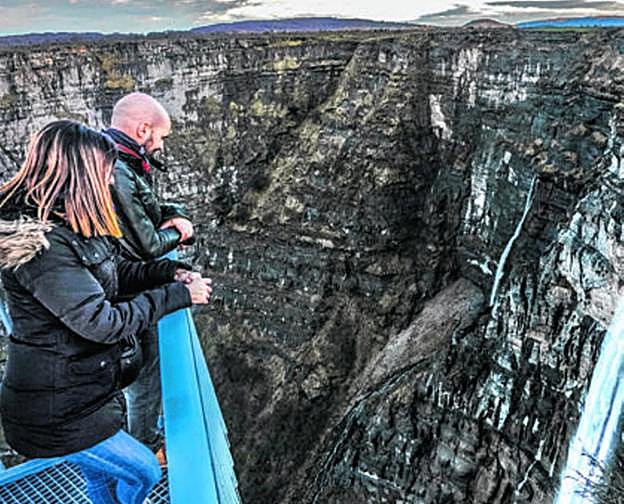 Dos personas observan el espectacular paraje. 