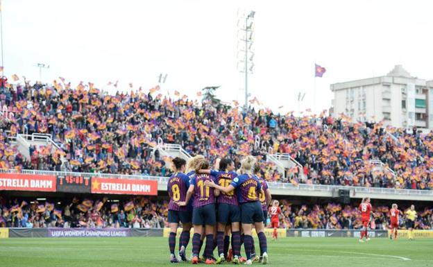 Las jugadoras del Barcelona, celebran el tanto de Mariona.