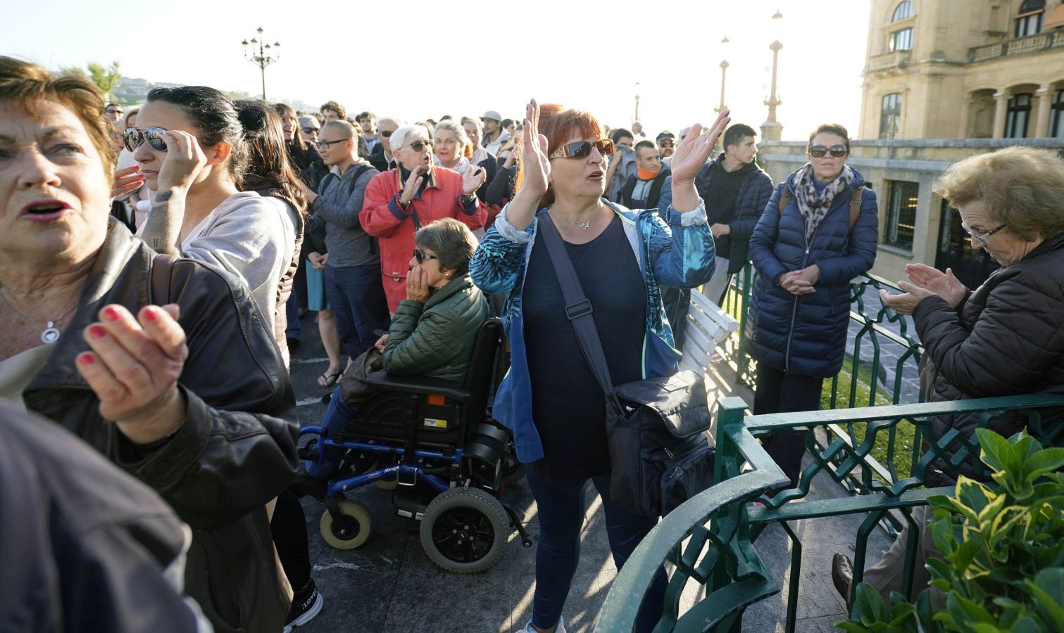 Más de un millar de personas han mostrado este lunes por la tarde su solidaridad a la familia del joven de 17 años fallecido el domingo tras sufrir una paliza.