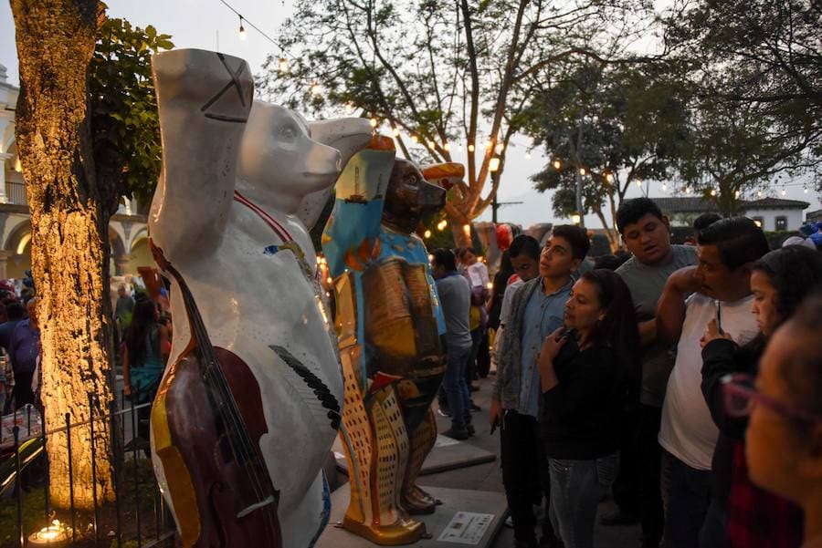 Los osos que ya han visitado ciudades como Paris, Sidney oBuenos Aires, entre otras, se encuentran en exhibición en Guatemala. Los United Buddy Bears personifican a los países miembros de la Organización de las Naciones Unidas.