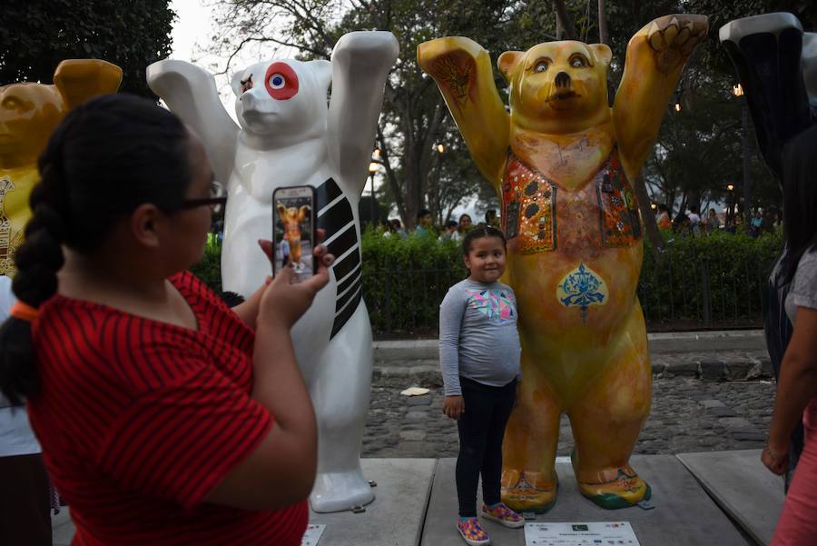 Los osos que ya han visitado ciudades como Paris, Sidney oBuenos Aires, entre otras, se encuentran en exhibición en Guatemala. Los United Buddy Bears personifican a los países miembros de la Organización de las Naciones Unidas.