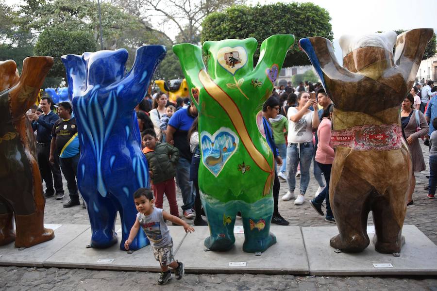 Los osos que ya han visitado ciudades como Paris, Sidney oBuenos Aires, entre otras, se encuentran en exhibición en Guatemala. Los United Buddy Bears personifican a los países miembros de la Organización de las Naciones Unidas.