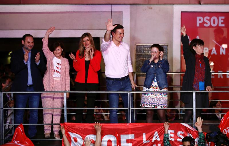 Carmen Calvo celebra el trifunfo del Psoe con una icónica camiseta, durante la noche electoral.