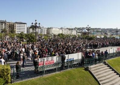 Imagen secundaria 1 - Más de un millar de personas se concentran frente al Ayuntamiento en repulsa por la muerte del joven agredido en Donostia