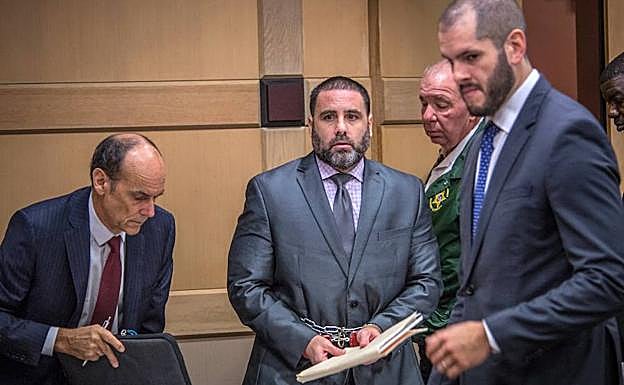 Pablo Ibar, esposado y encadenado, junto a sus abogados Benjamin Waxman, Joe Nascimento y uno de los alguaciles.