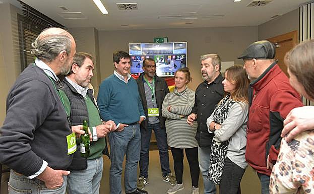 Fernando Sánchez, con simpatizantes de Vox, en Donostia. 