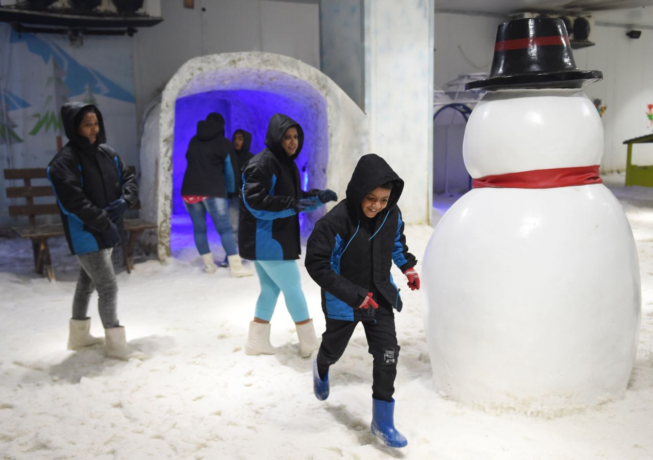 Varios niños juegan con nieve en el 'Iceberg Snow World', un parque cubierto de nieve, para combatir la ola de calor en la localidad india de Ahmedabad El Departamento Meteorológico de India (IMD) ha emitido una alerta roja por altas temperaturas